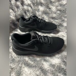 227: Nike Tanjun (GS) Black / Black (Size 5.5Y)
